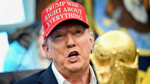 Donald Trump mit WM-Pokal