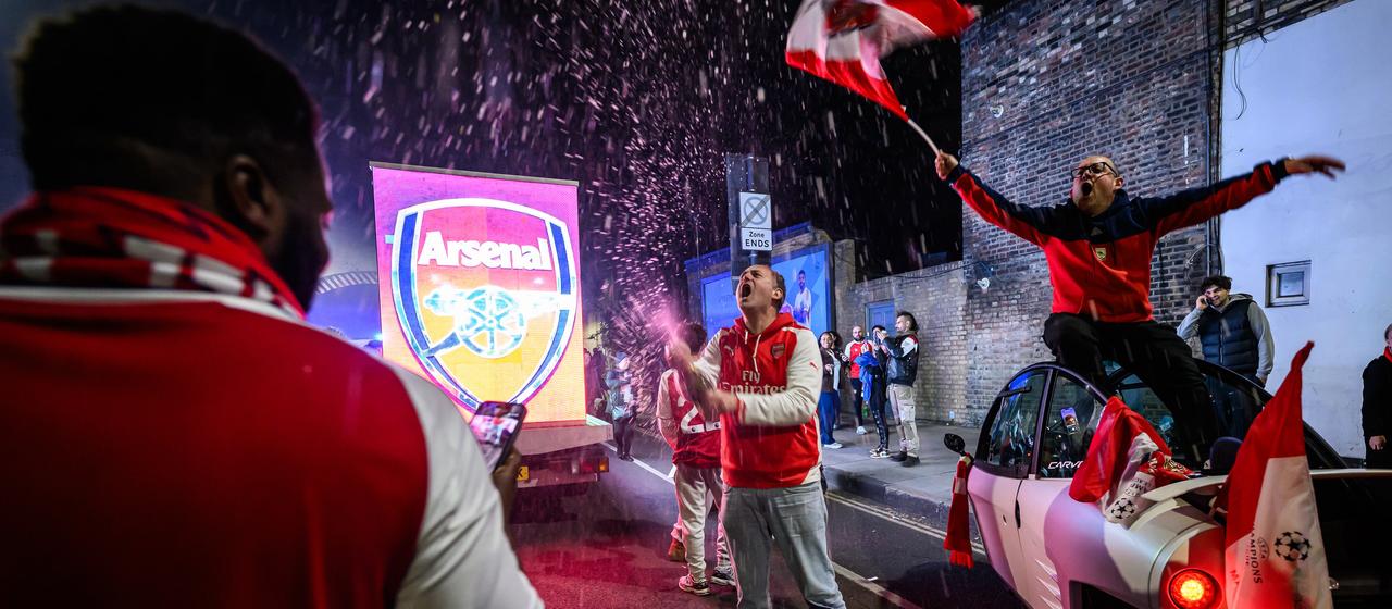 Tifozët e Arsenalit festojnë fitimin e kampionatit