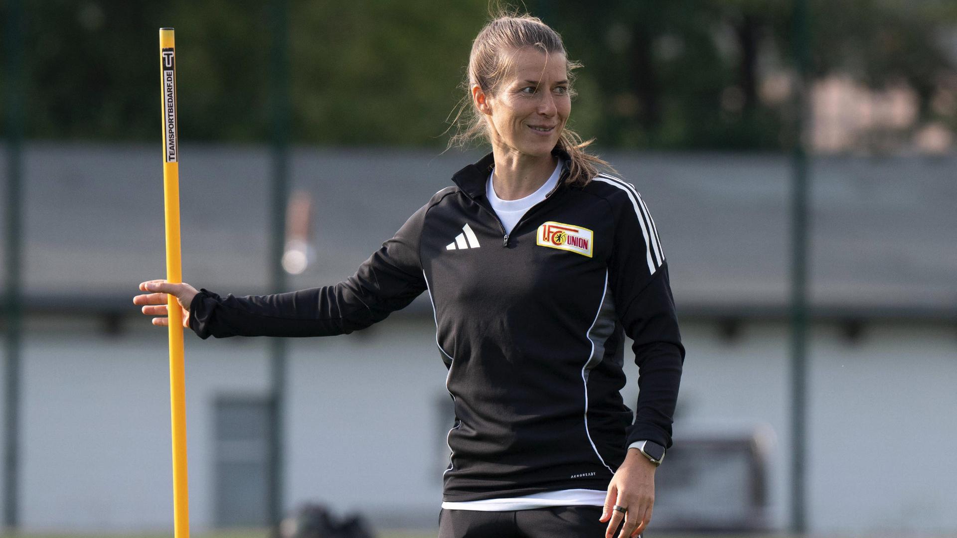 Trainerin Marie-Louise Eta in einem Anzug des 1. FC Union Berlin beim Training | imago/Matthias Koch