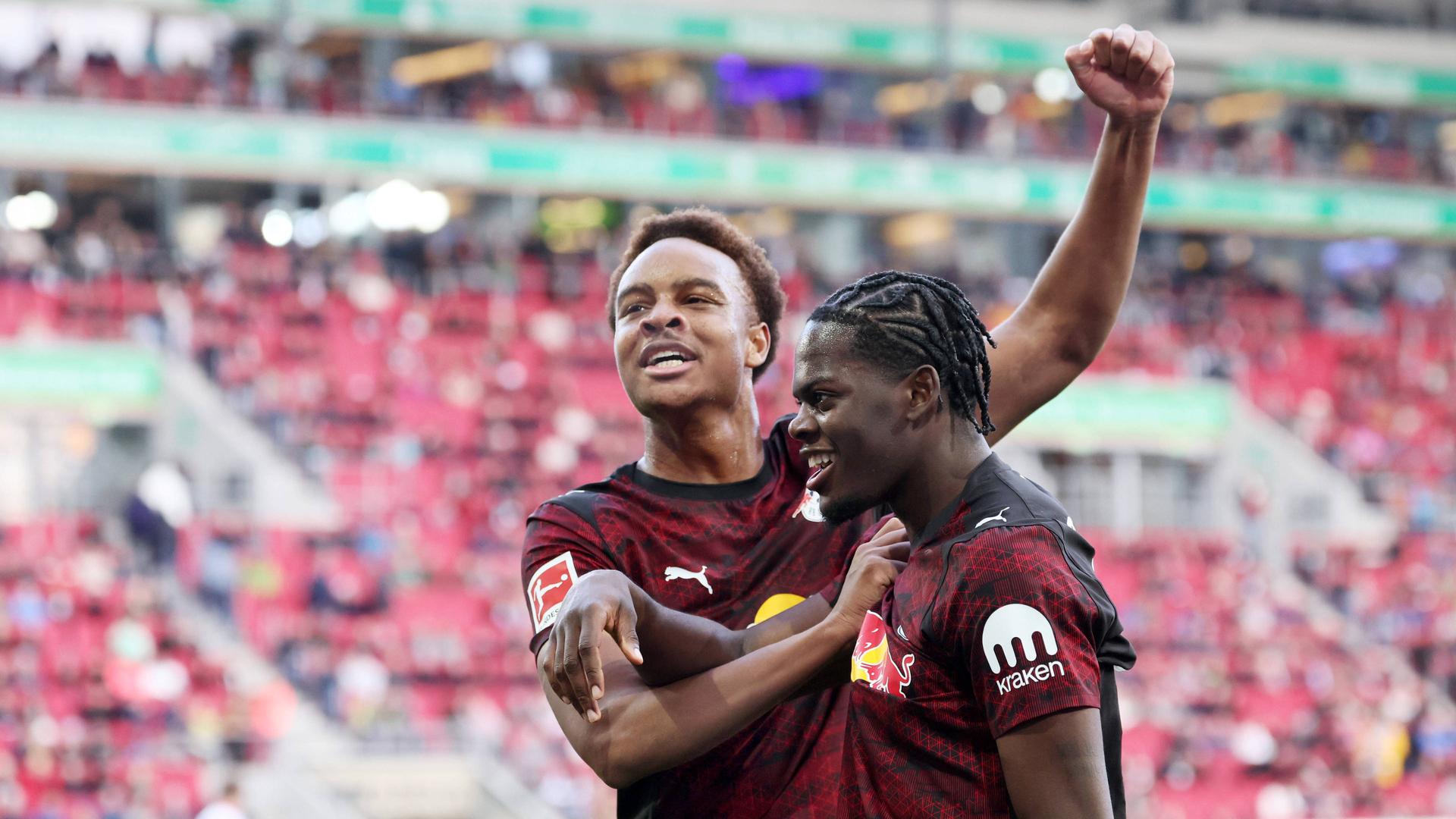 Leipzigs Castello Lukeba bejubelt seinen Treffer gemeinsam mit Teamkollege Assane Ouedraogo | IMAGO/PICTURE POINT / Sven Sonntag