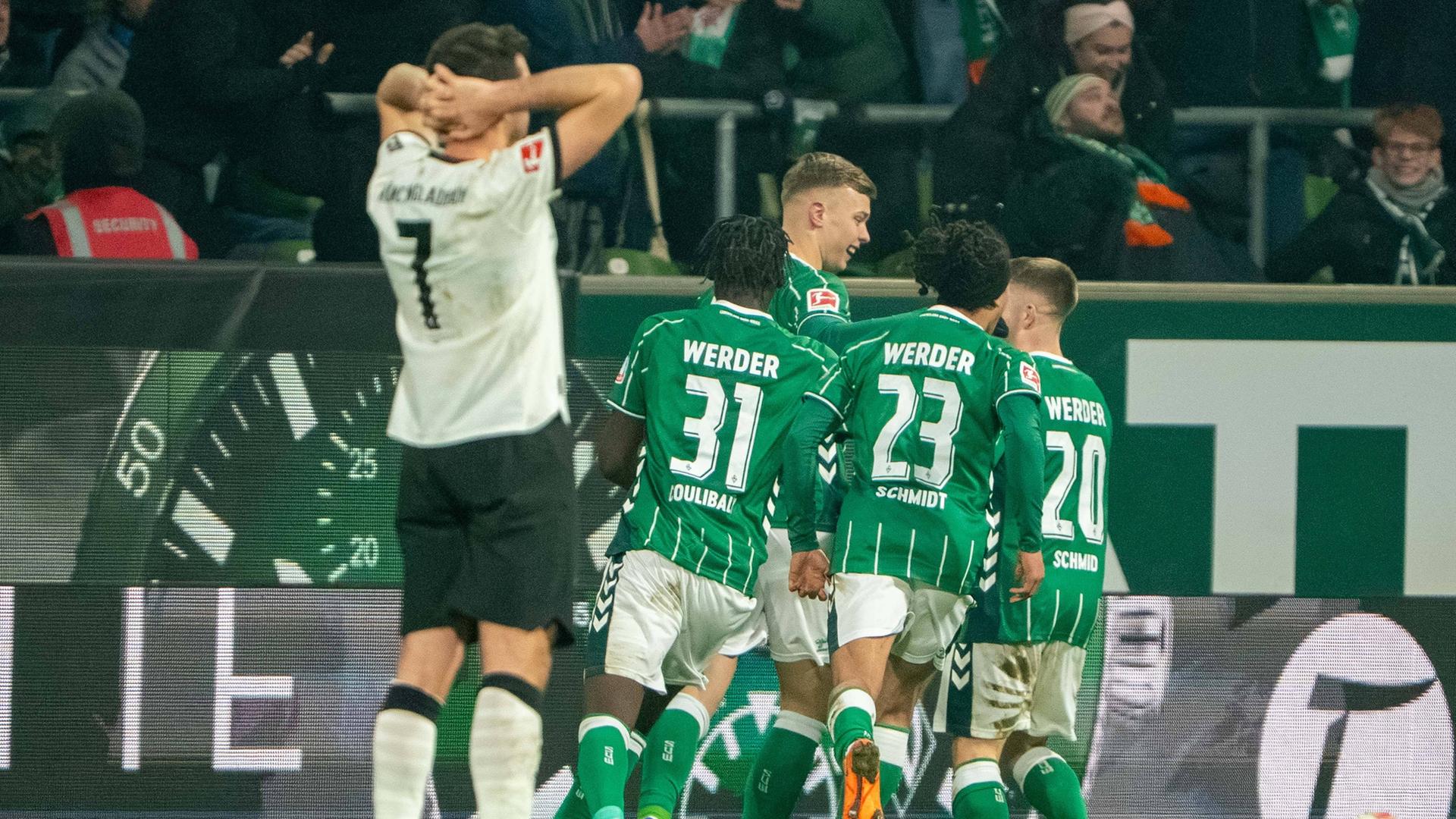 Bremens Keke Topp bejubelt seinen Treffer mit den Teamkollegen | IMAGO / Eibner