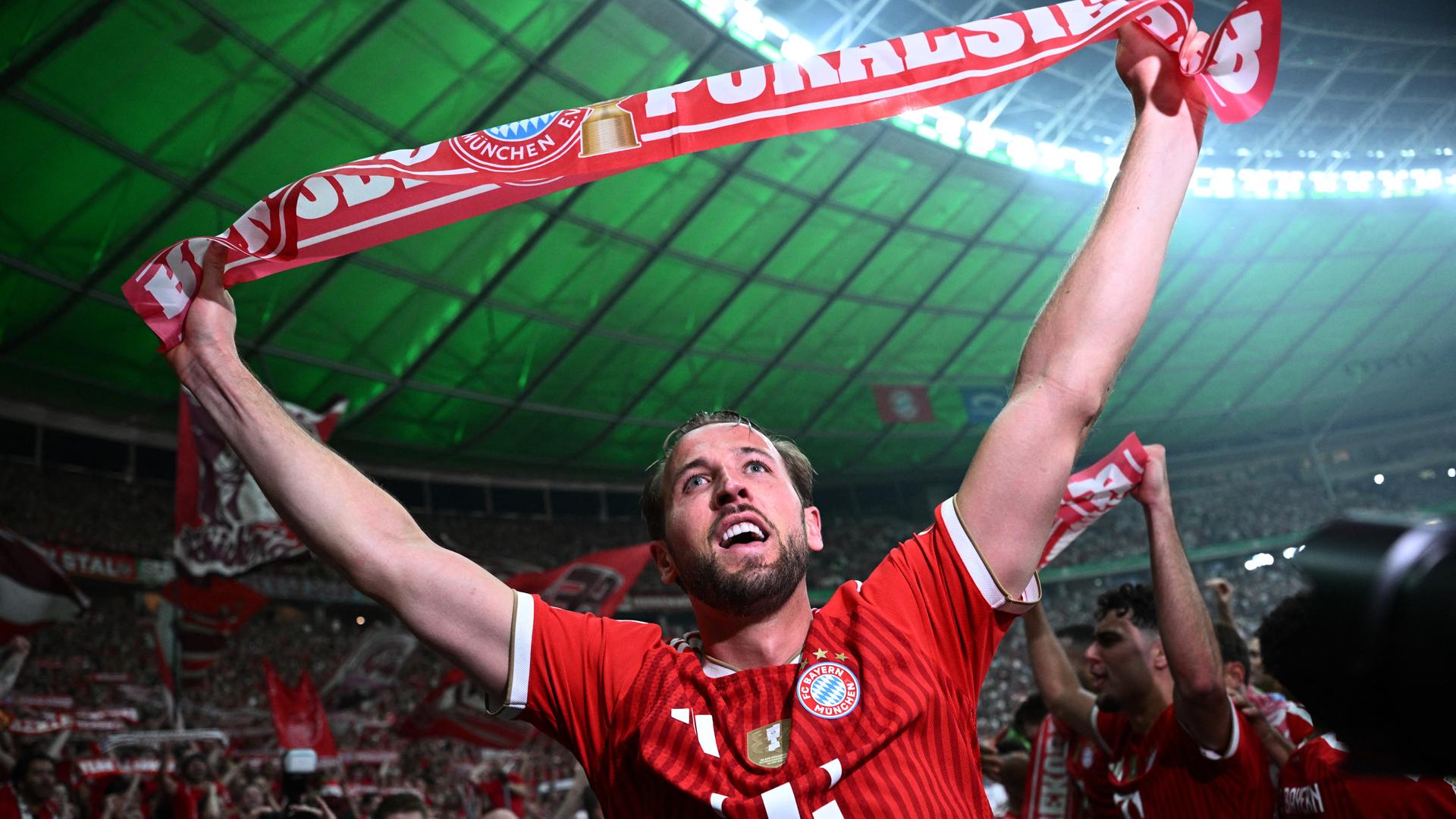 Harry Kane jubelt mit Bayern-Schal | REUTERS/Annegret Hilse