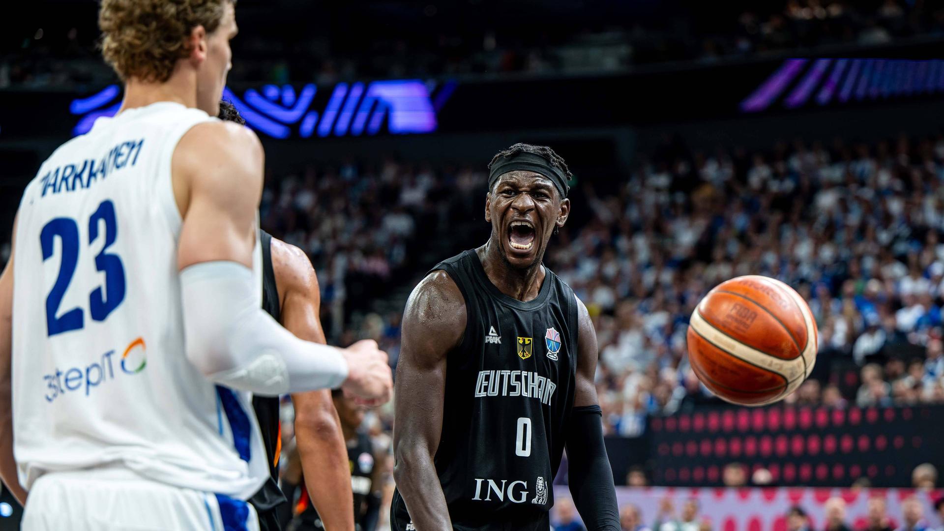 Deutschlands Isaac Bonga (r.) jubelt Finnlands Markkanen ins Gesicht | IMAGO/camera4+