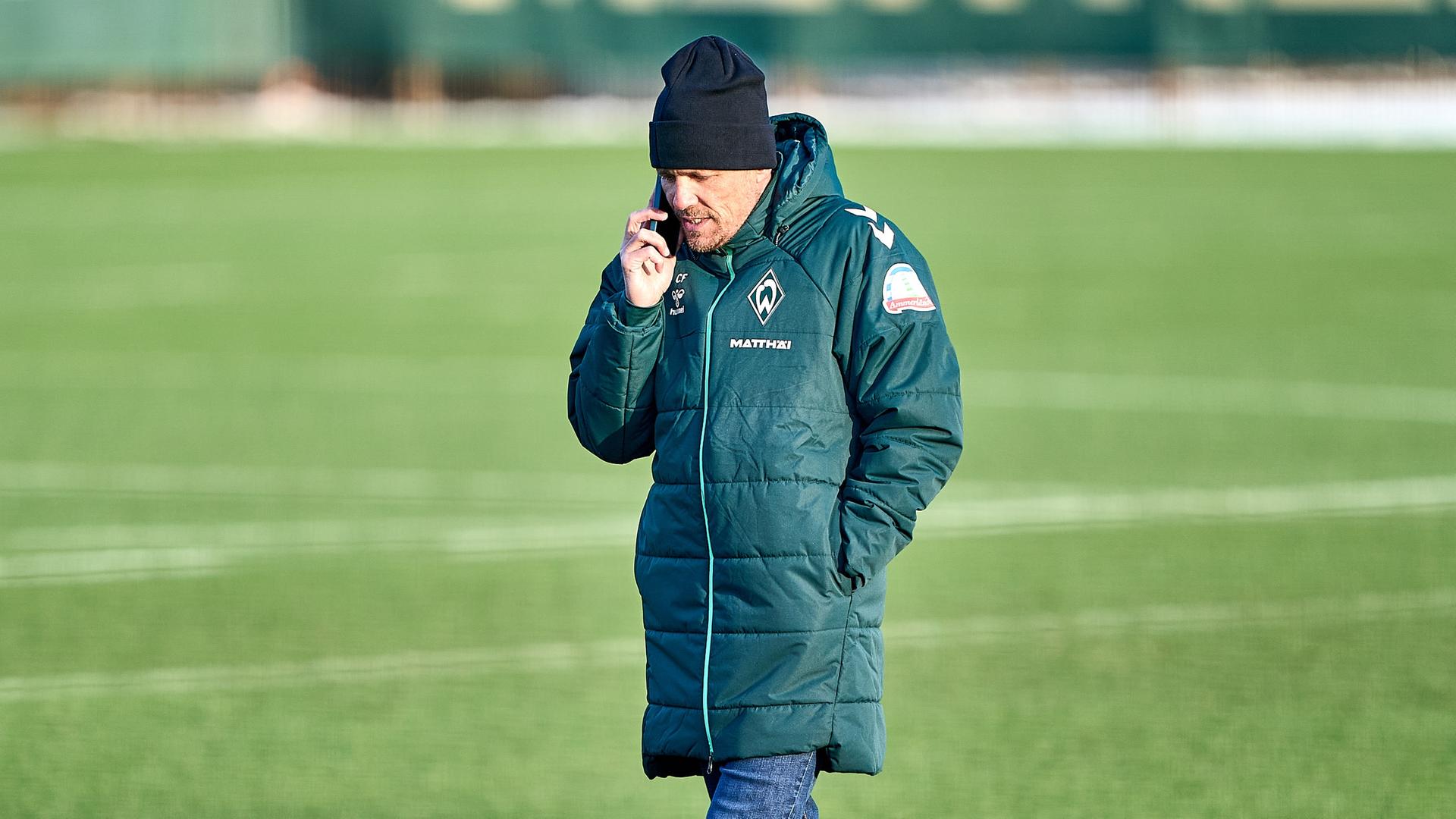 Clemens Fritz läuft telefonierend über den Platz | Gumzmedia | Andreas Gumz