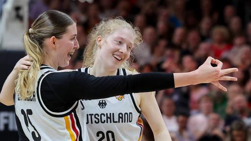 Deutschlands Luisa Geiselsöder (l.) und Frieda Bühner freuen sich über den Sieg gegen Mali