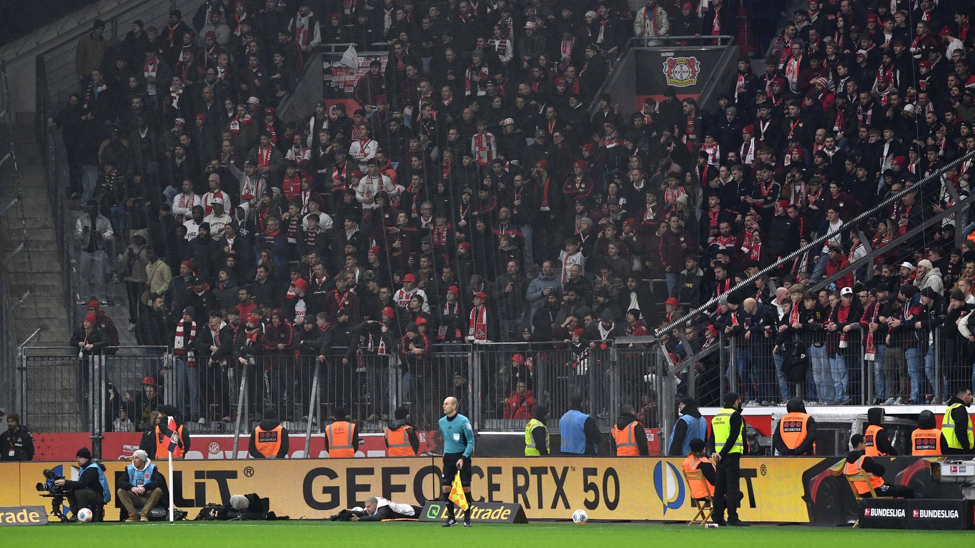 Köln-Fans im Gästeblock der BayArena | IMAGO/DeFodi Images
