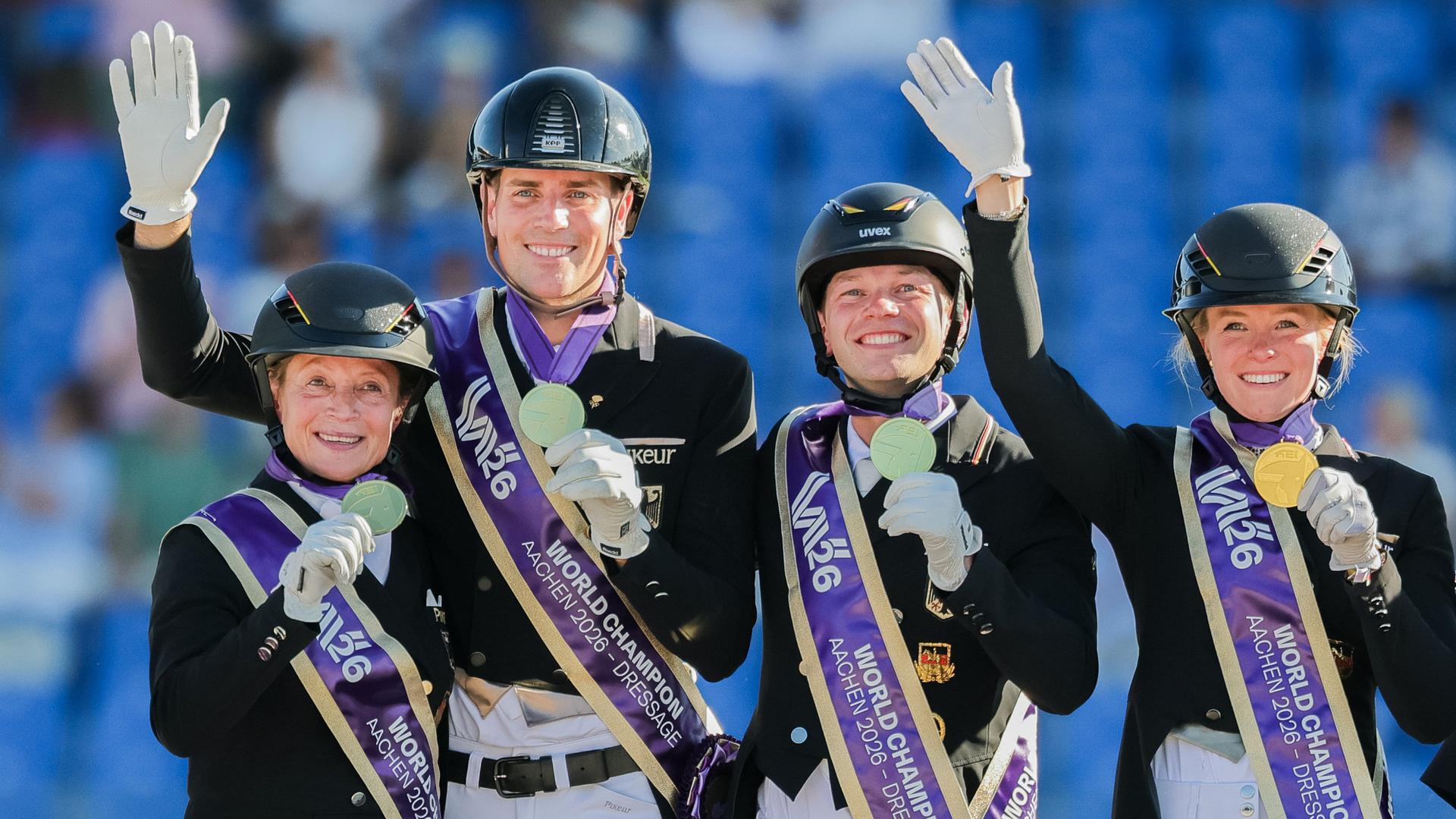 Das deutsche Dresur-Team freut sich über die Goldmedaille | dpa/Rolf Vennenbernd