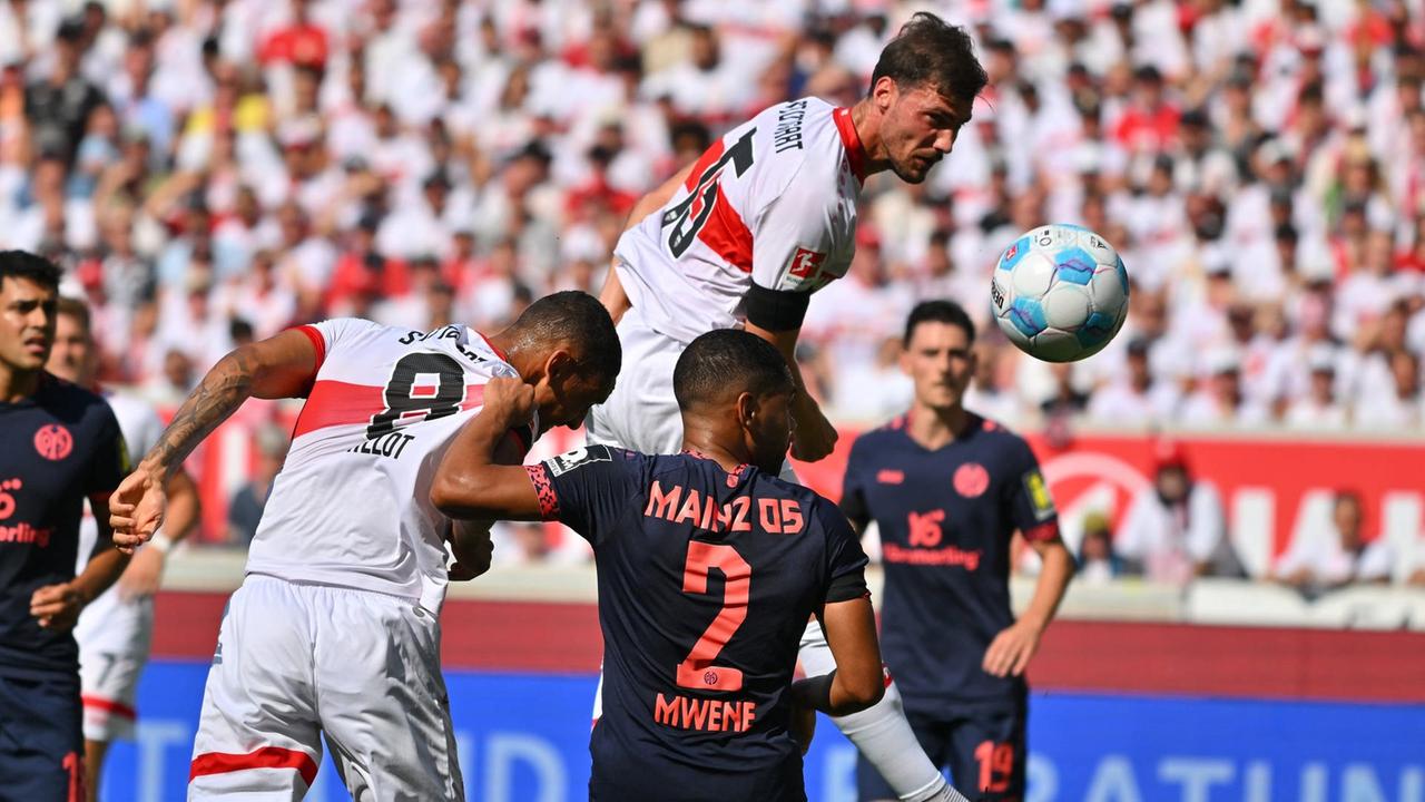 Pascal Stenzel vom VfB Stuttgart köpft den Ball aufs Tor.  | picture-alliance / Reportdienste, Picture Alliance