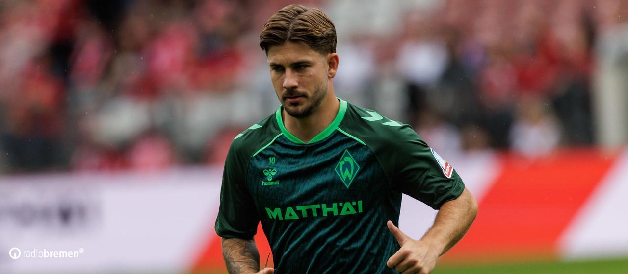 Der Werder-Spieler Romano Schmid läuft sich warm.