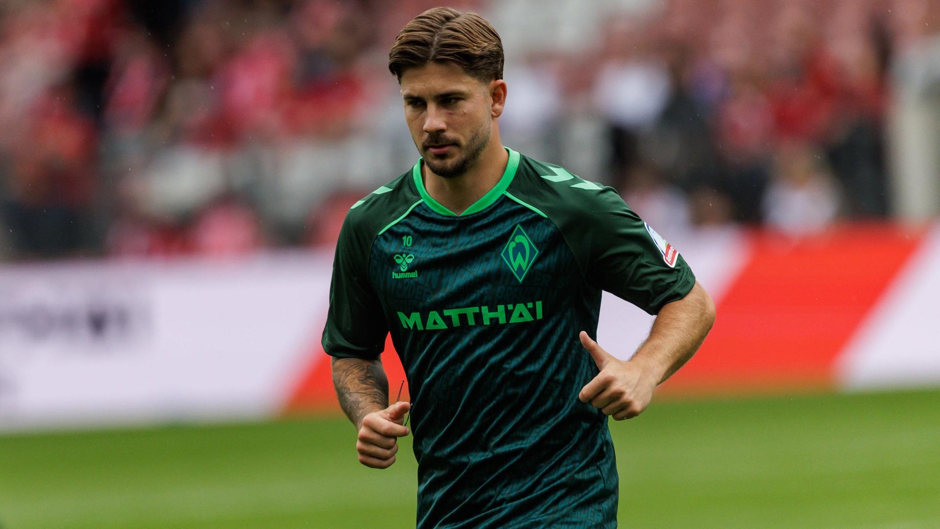 Der Werder-Spieler Romano Schmid läuft sich warm. | Imago | Nordphoto