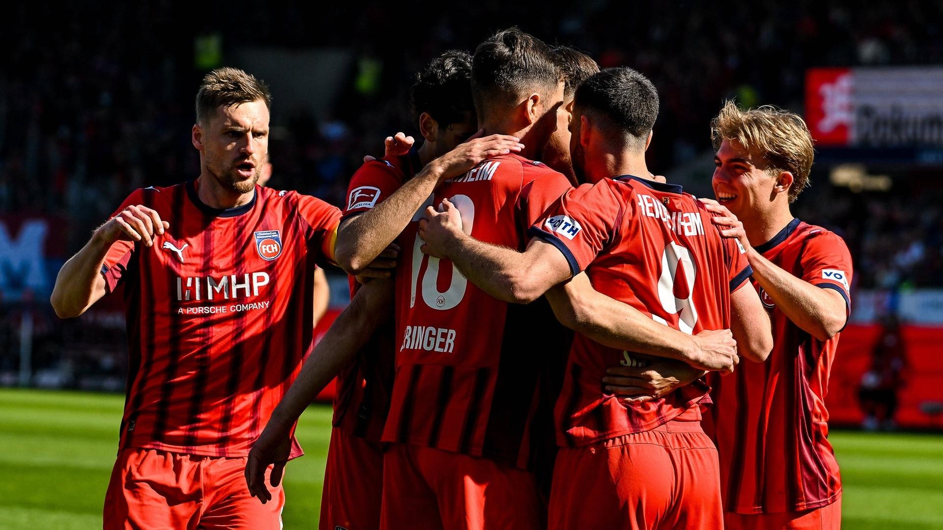 Spieler des 1. FC Heidenheim bejubeln einen Treffer gegen Union Berlin.  | IMAGO, IMAGO / Nordphoto