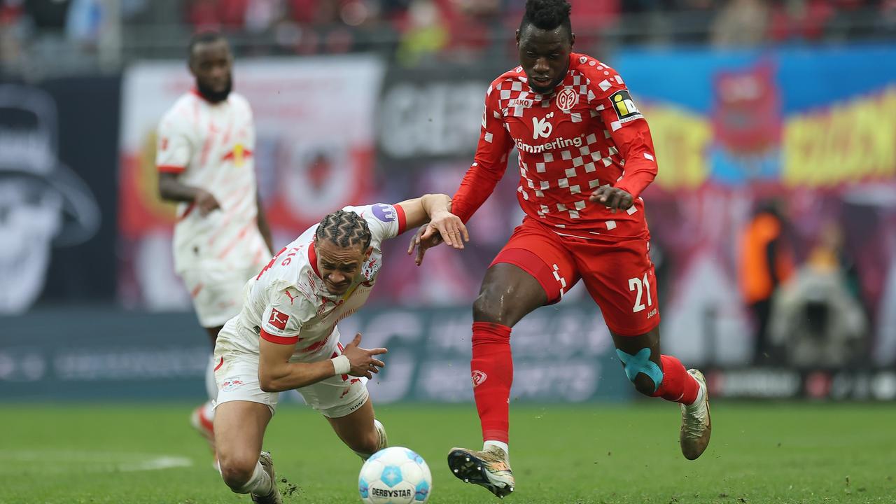 Leipzigs Xavi Simons gegen den Mainzer Danny da Costa | Getty Images