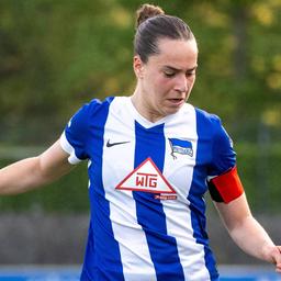 Hertha-Kapitänin Clara Dreher im Zweikampf | Quelle: Matthias Koch Hertha-Kapitänin Clara Dreher im Zweikampf (Quelle: Matthias Koch)