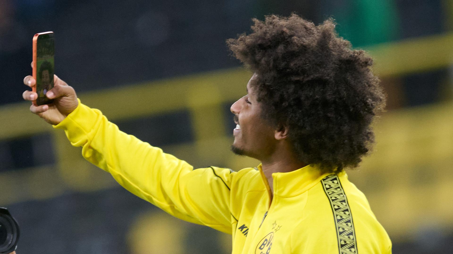 Bester Stimmung: Karim Adeyemi hat Grund zur Freude | Bernd Thissen/dpa