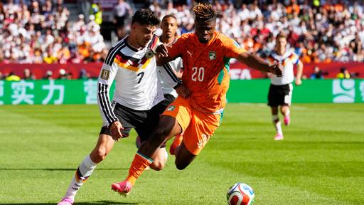 Deutschlands Kai Havertz im Zweikampf mit Emmanuel Agbadou