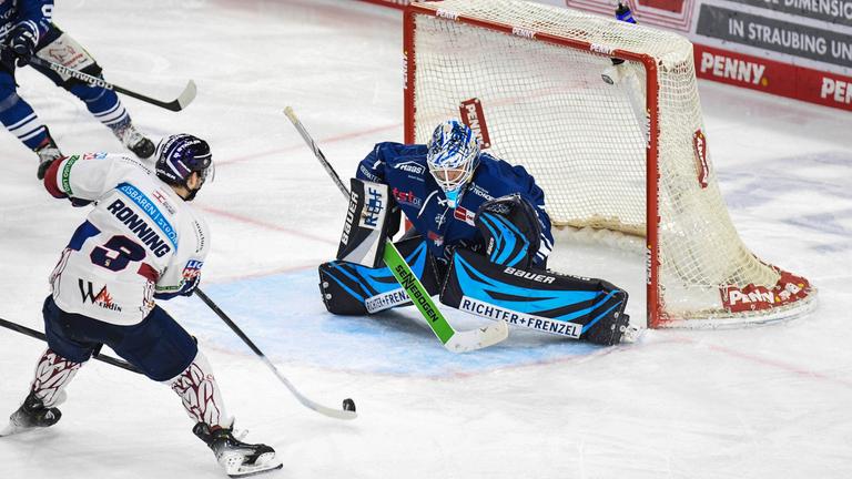 Straubings Keeper  Florian Bugl  verteidigt gegen Berlins Ty Ronning