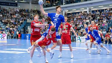 Hannovers Verteidigung um Lukas Stutzke (l.) versucht Gummersbachs Julian Köster am Wurf zu hindern.