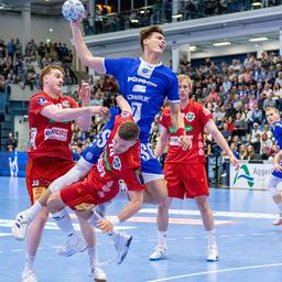 Hannovers Verteidigung um Lukas Stutzke (l.) versucht Gummersbachs Julian Köster am Wurf zu hindern.