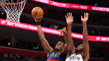 Jalen Duren (l.) von den Detroit Pistons gegen Day'Ron Sharpe von den Brooklyn Nets