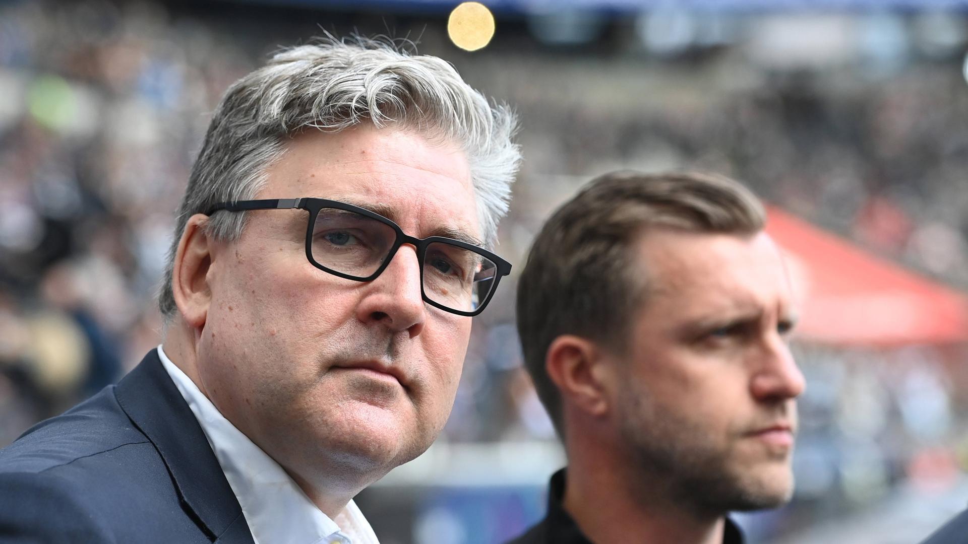 Die Frankfurter Vorstandskollegen Axel Hellmann (links) und Markus Krösche. | IMAGO / Sven Simon