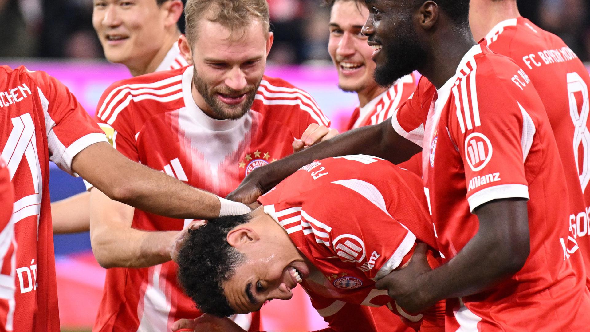 Jamal Musiala wird nach seinem Treffer von seinen Teamkollegen geherzt | dpa