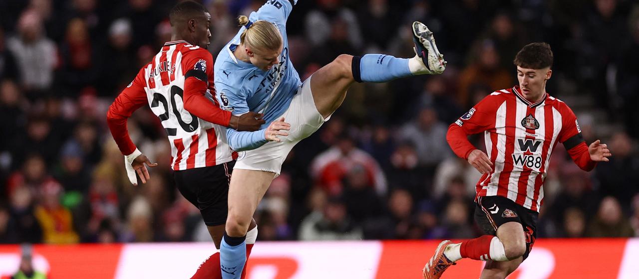 Erling Haaland im Duell mit Nordi Mukiele