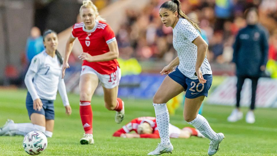 Die französische Fußball-Nationalspielerin Delphine Cascarino (r.) behauptet den Ball im WM-Qualifikationsspiel gegen Wales. | picture alliance / DPPI media | Dan Minto Die französische Fußball-Nationalspielerin Delphine Cascarino (r.) behauptet den Ball im WM-Qualifikationsspiel gegen Wales.