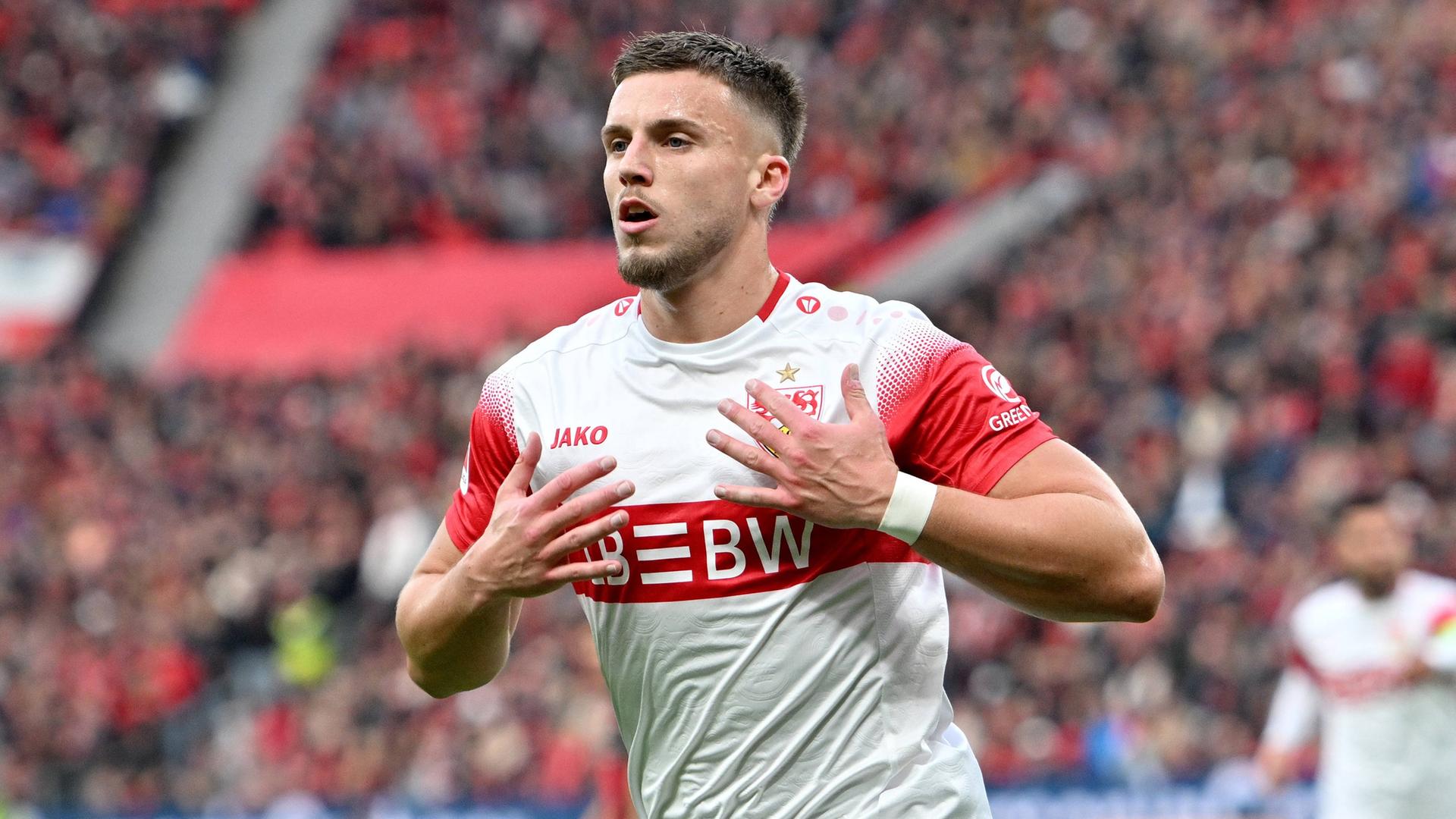 Demirovic jubelt nach Treffer zum 1:0 | IMAGO / Sven Simon