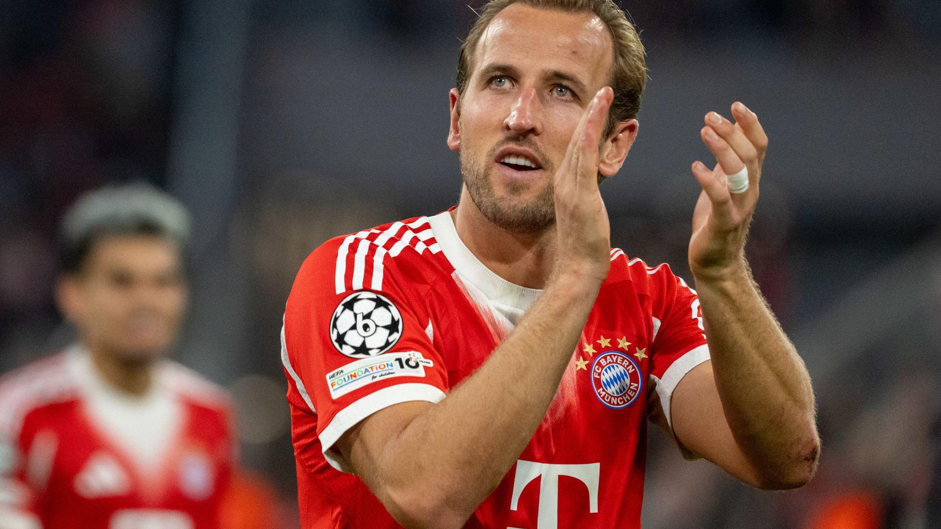 ARCHIV - 17.09.2025, Bayern, München: Fußball: Champions League, Bayern München - FC Chelsea, Vorrunde, 1. Spieltag, Allianz Arena. Harry Kane (Bayern München) feiert den Sieg seiner Mannschaft nach dem Spiel mit den Fans. Das Spiel endete 3:1. (zu dpa: «Tottenham-Coach wünscht sich Rückkehr von Bayern-Star Kane») Foto: Leonie Asendorpf/dpa +++ dpa-Bildfunk +++ | dpa-Bildfunk/Leonie Asendorpf