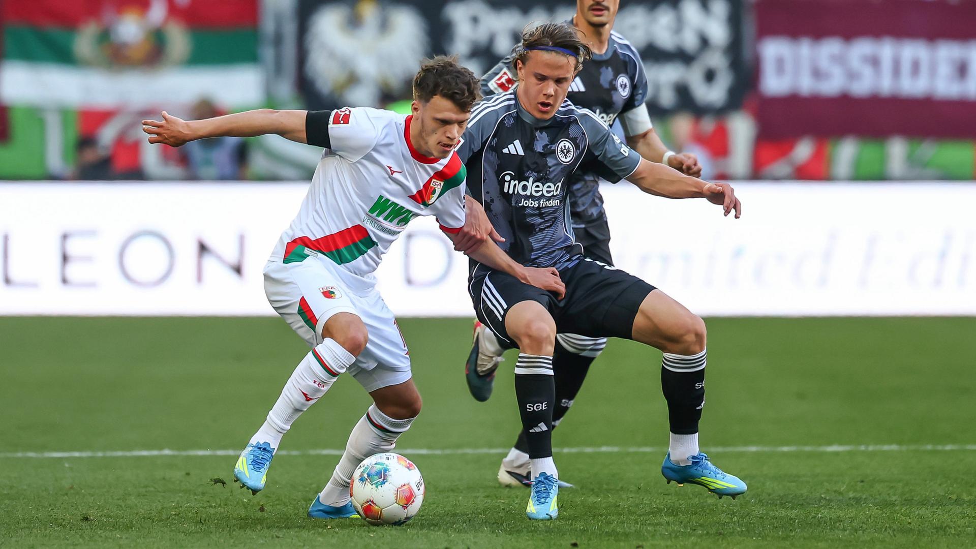 Robin Fellhauer im Zweikampf mit Love Arrhov | dpa