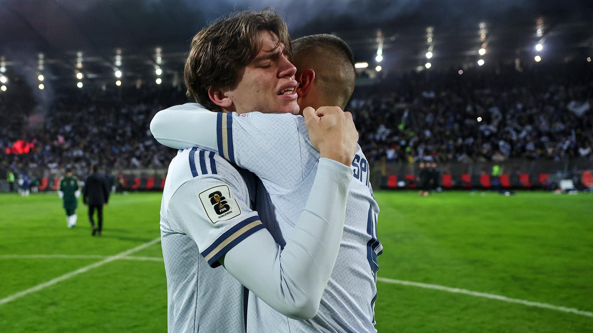 Marco Palestra und Leonardo Spinazzola nach der Niederlage gegen Bosnien | AP