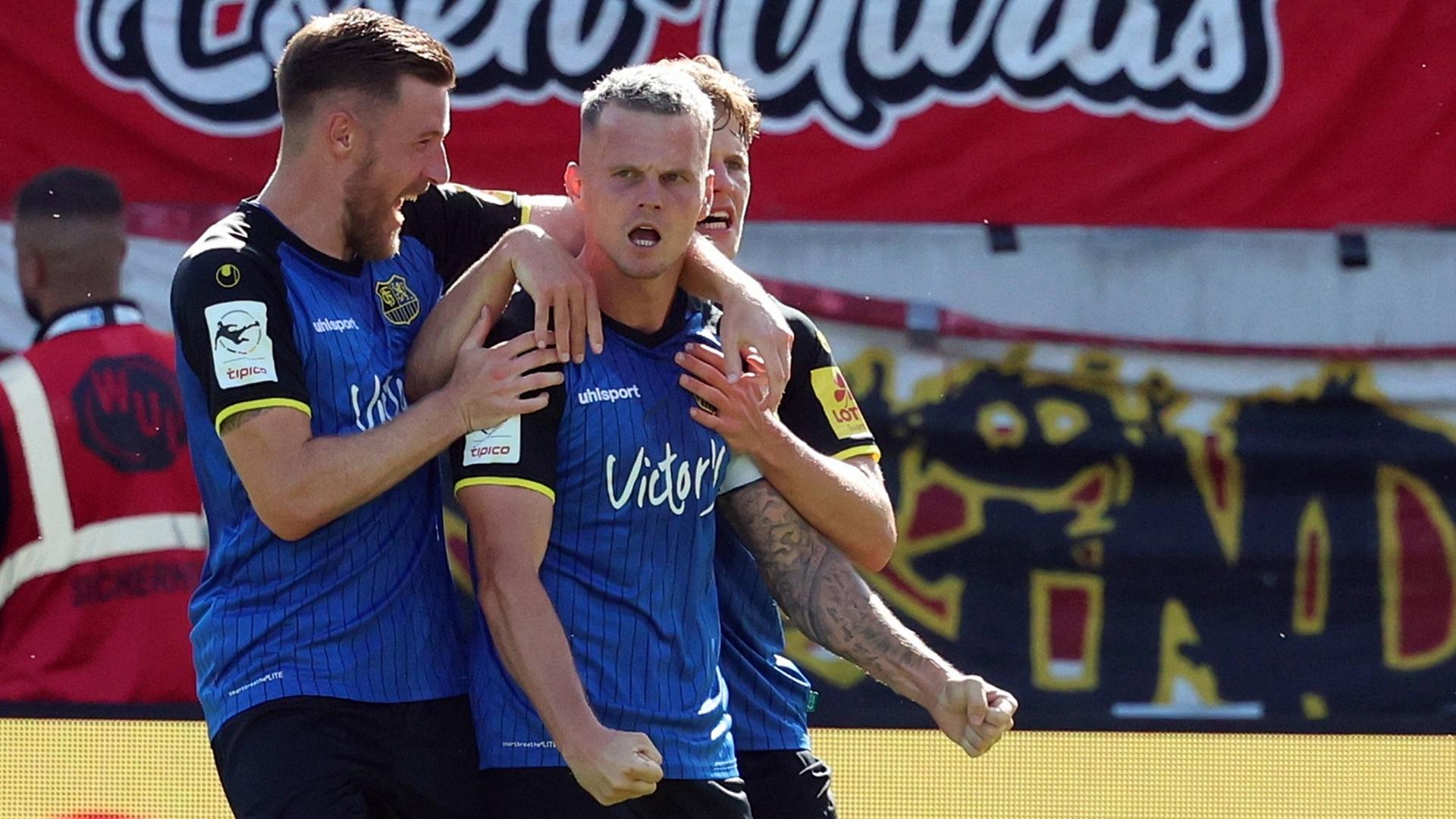 FCS-Torjubel bei Kühlwetter, Pick und Gleiber (von l. n. r.) | IMAGO / Jan Huebner