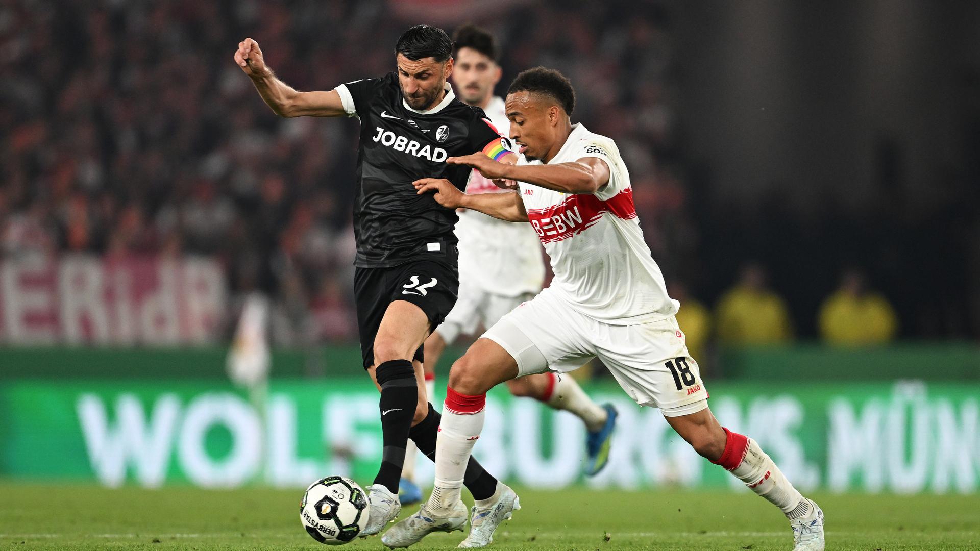 Freiburgs Vincenzo Grifo (l.) im Zweikampf mit Stuttgarts Jamie Leweling | Getty Images