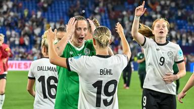Deutschlands Torhüterin Ann-Katrin Berger und Klara Bühl bejubeln den Viertelfinal-Sieg gegen Frankreich.