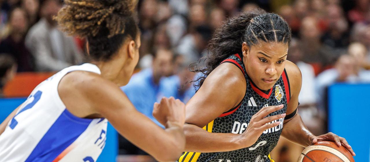 Frankreichs Marieme Badiane (l.) kämpft gegen Deutschlands Nyara Sabally um den Ball
