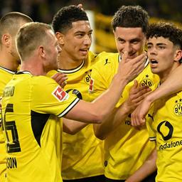 Dortmunds Samuele Inacio bejubelt seinen Treffer mit den Teamkollegen