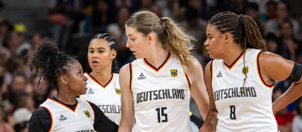 Luisa Geiselsöder (15) und Nyara Sabally (8) zusammen im Trikot des DBB