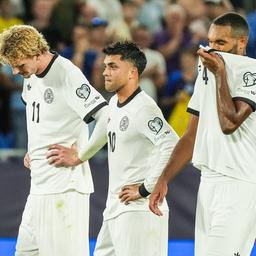Die deutschen Nationalspieler Nick Woltemade (v.l.) Nadiem Amiri und Jonathan Tah nach der Niederlage in der Slowakei
