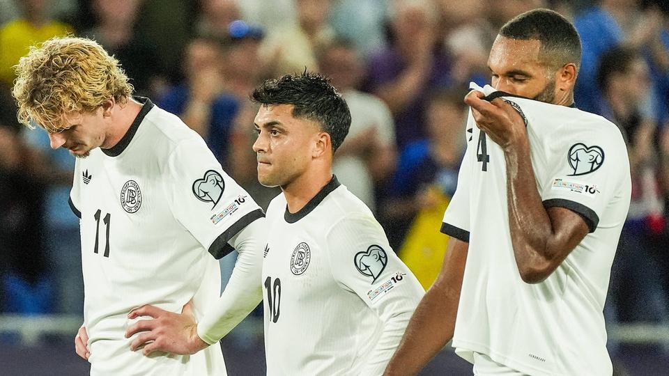 Die deutschen Nationalspieler Nick Woltemade (v.l.) Nadiem Amiri und Jonathan Tah nach der Niederlage in der Slowakei | Imago Die deutschen Nationalspieler Nick Woltemade (v.l.) Nadiem Amiri und Jonathan Tah nach der Niederlage in der Slowakei