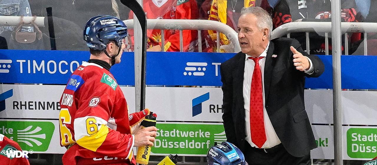 DEG-Coach Rich Chernomaz gibt seinem Spieler Kevin Maginot Anweisungen