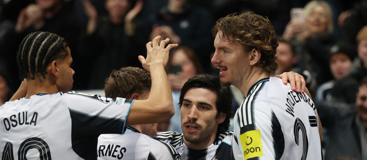 Nick Woltemade bejubelt die Fürhun mit der Mannschaft