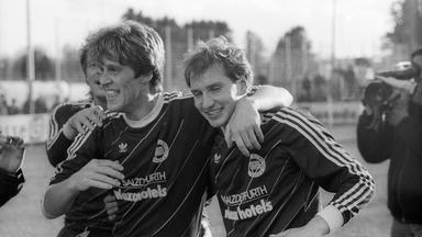 Leo Bunk (re.) jubelt im Trikot von Blau-Weiß 90 Berlin [Quelle: IMAGO / Pressefoto Baumann]