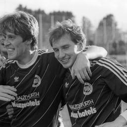 Leo Bunk (re.) jubelt im Trikot von Blau-Weiß 90 Berlin [Quelle: IMAGO / Pressefoto Baumann]