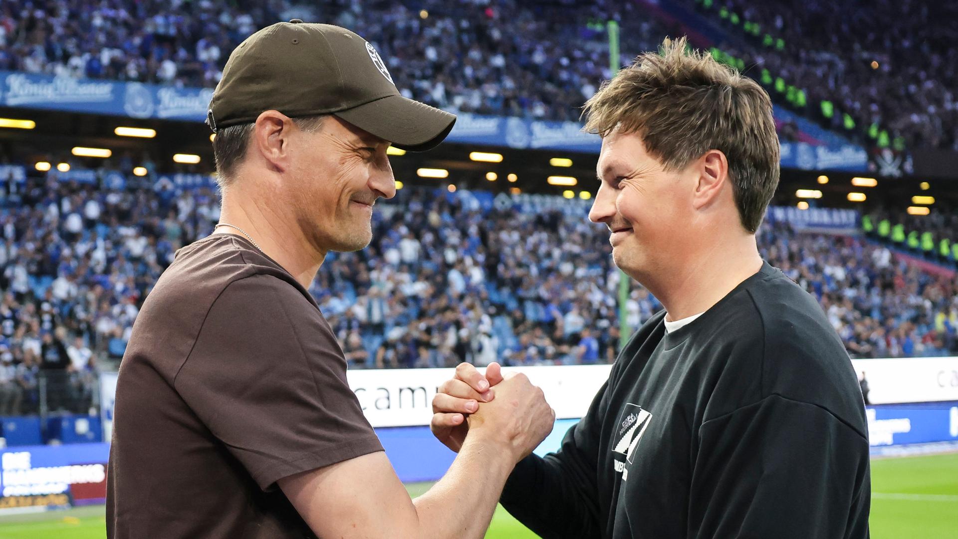 Alexander Blessin und Merlin Polzin beim Handschlag | dpa/Christian Charisius