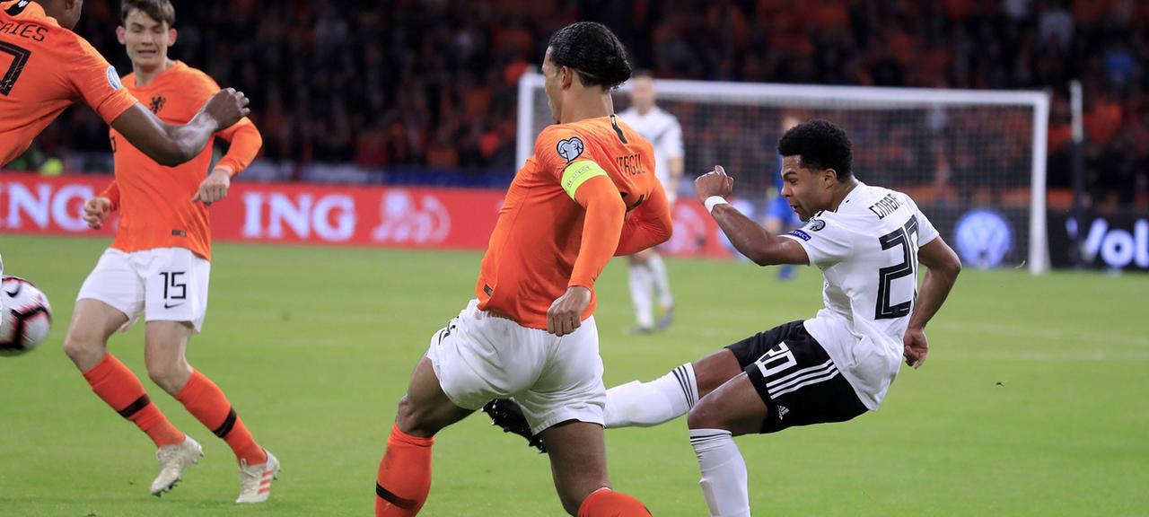 Serge Gnabry (2.v.l.) aus Deutschland jubelt über sein Tor zum 0:2 neben Leroy Sane. | dpa/Federico Gambarini Serge Gnabry (2.v.l.) aus Deutschland jubelt über sein Tor zum 0:2 neben Leroy Sane.