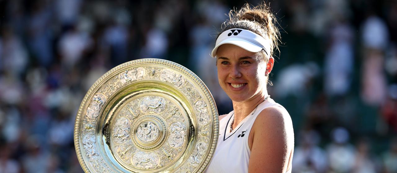 Tennisprofi Linda Noskova mit der Wimbledon-Siegerinnen-Trophäe 2026