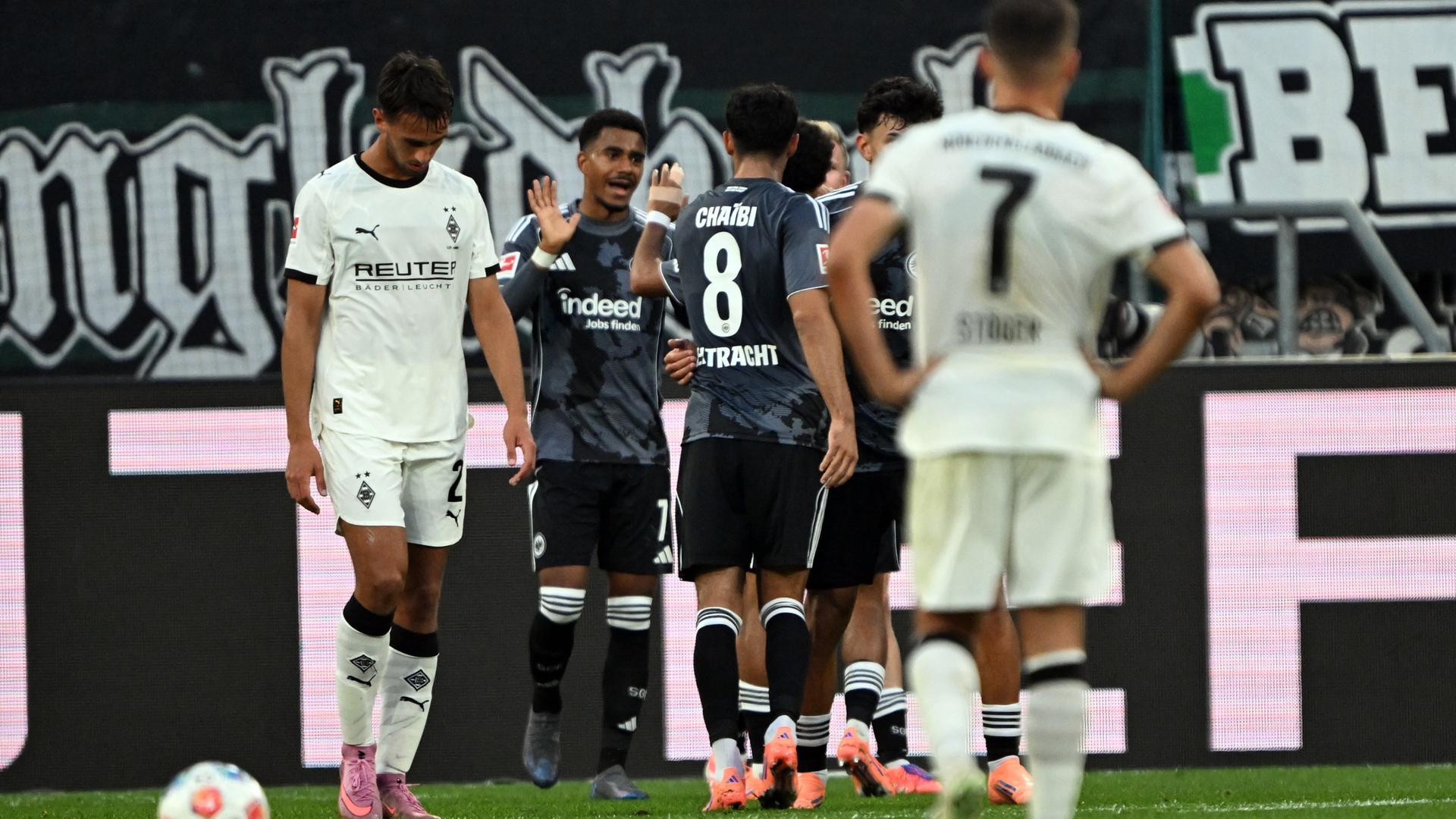 Gladbachs Spieler lassen beim Halbzeitstand von 5:0 gegen Frankfurt die Köpfe hängen | dpa