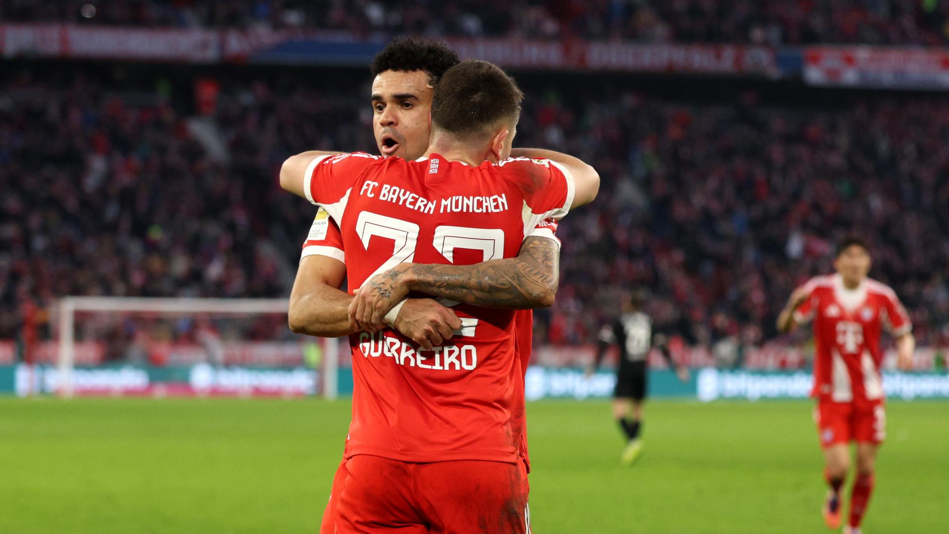 Luis Diaz bejubelt einen Treffer im Spiel gegen St. Pauli | Getty Images