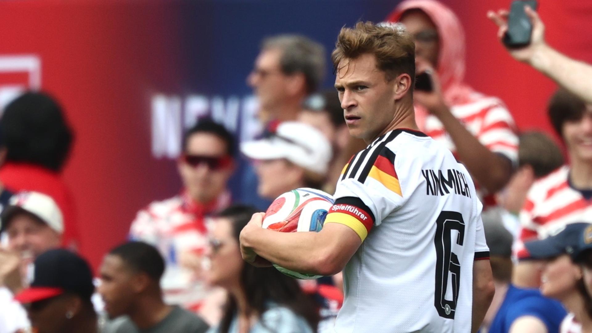 Deutschlands Joshua Kimmich beim Einwurf | Christian Charisius/dpa