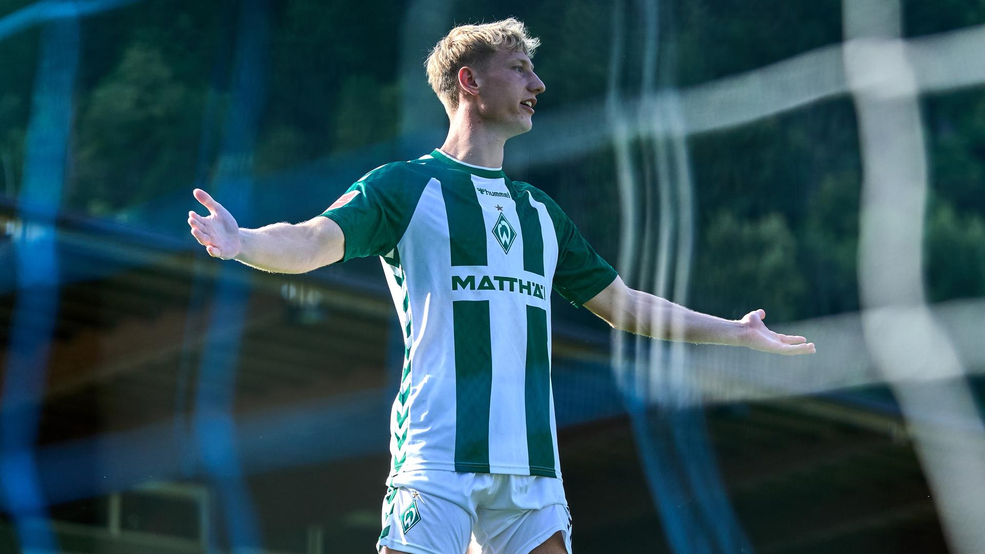 Werders Fußball-Neuzugang Oskar Wojcik breitet während eines Trainings fragend die Arme aus. | Gumzmedia | Andreas Gumz